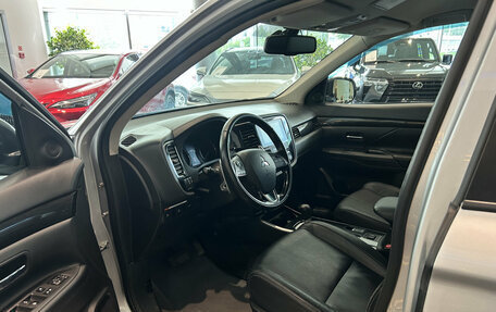 Mitsubishi Outlander III рестайлинг 3, 2018 год, 2 317 000 рублей, 16 фотография