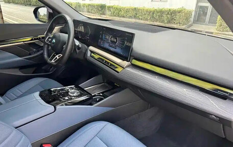 BMW 5 серия, 2024 год, 6 700 000 рублей, 18 фотография
