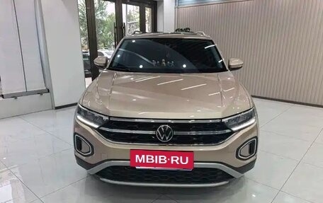 Volkswagen T-Roc I, 2023 год, 2 087 000 рублей, 2 фотография