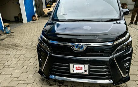 Toyota Voxy III, 2018 год, 2 050 000 рублей, 2 фотография