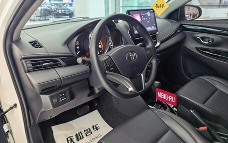 Toyota Yaris XP150 рестайлинг, 2023 год, 1 100 000 рублей, 12 фотография