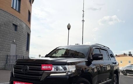 Toyota Land Cruiser 200, 2017 год, 6 299 000 рублей, 2 фотография