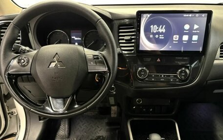 Mitsubishi Outlander III рестайлинг 3, 2018 год, 1 918 000 рублей, 10 фотография