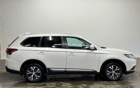 Mitsubishi Outlander III рестайлинг 3, 2018 год, 1 918 000 рублей, 6 фотография