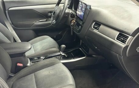 Mitsubishi Outlander III рестайлинг 3, 2018 год, 1 918 000 рублей, 8 фотография