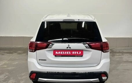 Mitsubishi Outlander III рестайлинг 3, 2018 год, 1 918 000 рублей, 3 фотография