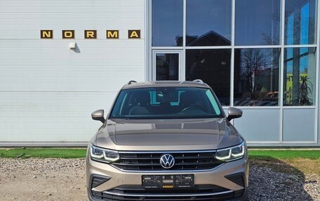 Volkswagen Tiguan II, 2021 год, 3 350 000 рублей, 2 фотография