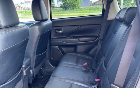 Mitsubishi Outlander III рестайлинг 3, 2015 год, 1 800 000 рублей, 11 фотография