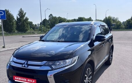 Mitsubishi Outlander III рестайлинг 3, 2015 год, 1 800 000 рублей, 2 фотография