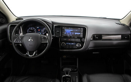 Mitsubishi Outlander III рестайлинг 3, 2015 год, 1 499 000 рублей, 9 фотография