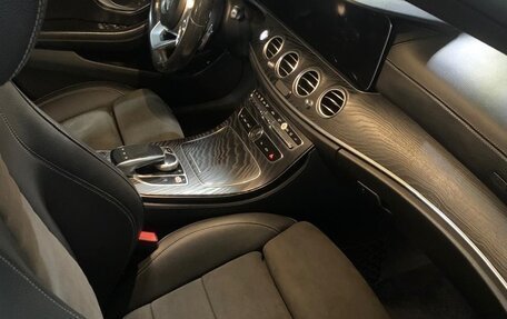 Mercedes-Benz E-Класс, 2019 год, 1 650 000 рублей, 3 фотография