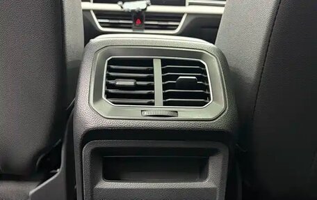 Volkswagen Tiguan II, 2023 год, 2 317 000 рублей, 15 фотография