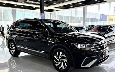 Volkswagen Tiguan II, 2023 год, 2 529 000 рублей, 3 фотография