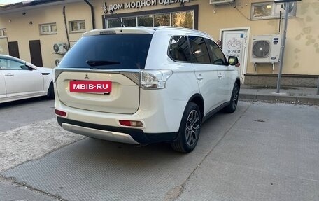 Mitsubishi Outlander III рестайлинг 3, 2014 год, 1 399 000 рублей, 2 фотография