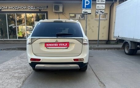 Mitsubishi Outlander III рестайлинг 3, 2014 год, 1 399 000 рублей, 3 фотография
