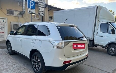Mitsubishi Outlander III рестайлинг 3, 2014 год, 1 399 000 рублей, 4 фотография