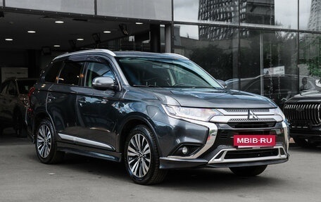 Mitsubishi Outlander III рестайлинг 3, 2020 год, 1 500 000 рублей, 3 фотография