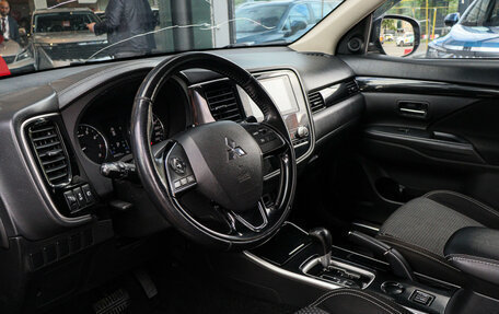 Mitsubishi Outlander III рестайлинг 3, 2020 год, 1 500 000 рублей, 13 фотография