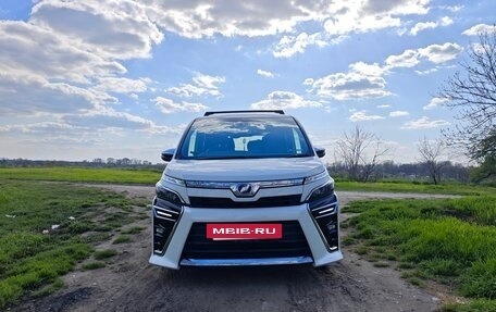 Toyota Voxy III, 2018 год, 2 560 000 рублей, 2 фотография