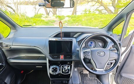 Toyota Voxy III, 2018 год, 2 560 000 рублей, 7 фотография
