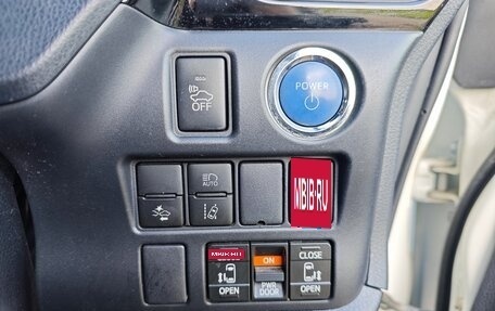 Toyota Voxy III, 2018 год, 2 560 000 рублей, 15 фотография