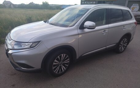 Mitsubishi Outlander III рестайлинг 3, 2019 год, 2 130 000 рублей, 2 фотография