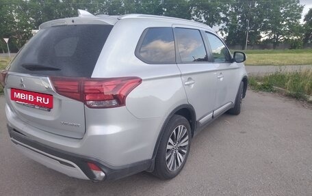 Mitsubishi Outlander III рестайлинг 3, 2019 год, 2 130 000 рублей, 3 фотография