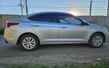 Hyundai Solaris II рестайлинг, 2017 год, 1 300 000 рублей, 3 фотография