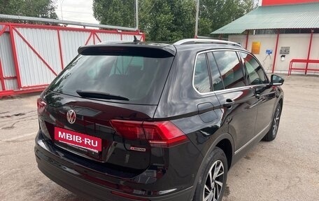 Volkswagen Tiguan II, 2018 год, 2 500 000 рублей, 3 фотография