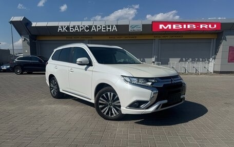 Mitsubishi Outlander III рестайлинг 3, 2023 год, 2 250 000 рублей, 1 фотография