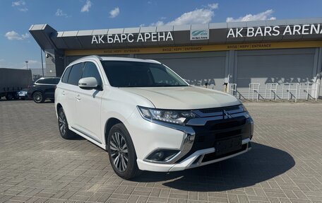 Mitsubishi Outlander III рестайлинг 3, 2023 год, 2 250 000 рублей, 2 фотография