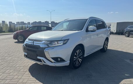 Mitsubishi Outlander III рестайлинг 3, 2023 год, 2 250 000 рублей, 5 фотография
