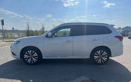 Mitsubishi Outlander III рестайлинг 3, 2023 год, 2 250 000 рублей, 6 фотография