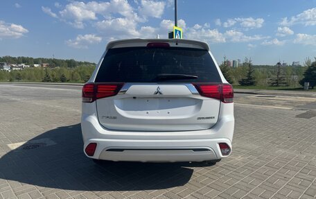 Mitsubishi Outlander III рестайлинг 3, 2023 год, 2 250 000 рублей, 8 фотография