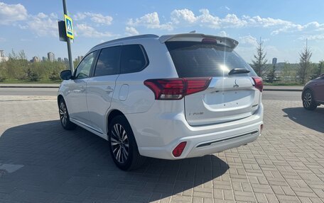 Mitsubishi Outlander III рестайлинг 3, 2023 год, 2 250 000 рублей, 7 фотография