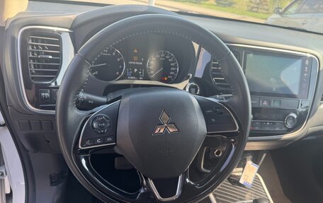 Mitsubishi Outlander III рестайлинг 3, 2023 год, 2 250 000 рублей, 16 фотография