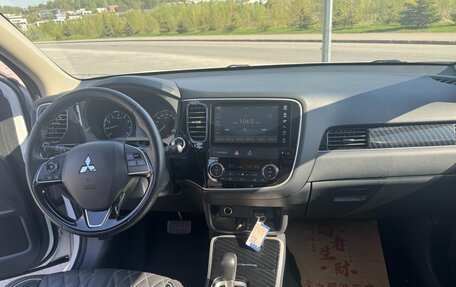 Mitsubishi Outlander III рестайлинг 3, 2023 год, 2 250 000 рублей, 17 фотография