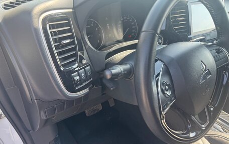 Mitsubishi Outlander III рестайлинг 3, 2023 год, 2 250 000 рублей, 15 фотография