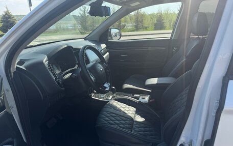 Mitsubishi Outlander III рестайлинг 3, 2023 год, 2 250 000 рублей, 13 фотография