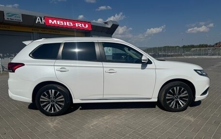 Mitsubishi Outlander III рестайлинг 3, 2023 год, 2 250 000 рублей, 10 фотография