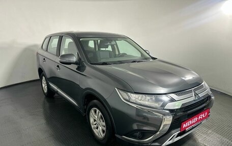 Mitsubishi Outlander III рестайлинг 3, 2019 год, 2 100 000 рублей, 3 фотография