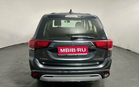 Mitsubishi Outlander III рестайлинг 3, 2019 год, 2 100 000 рублей, 5 фотография
