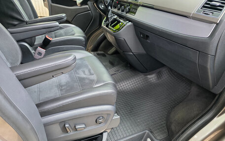 Volkswagen Multivan T6 рестайлинг, 2018 год, 4 500 000 рублей, 27 фотография