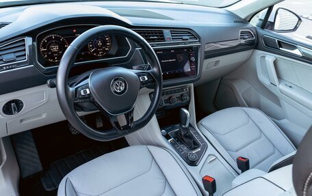 Volkswagen Tiguan II, 2018 год, 2 295 000 рублей, 13 фотография