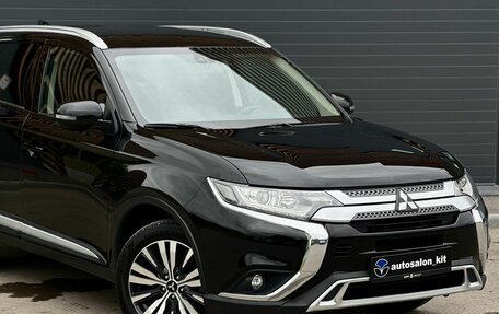 Mitsubishi Outlander III рестайлинг 3, 2019 год, 2 129 000 рублей, 4 фотография