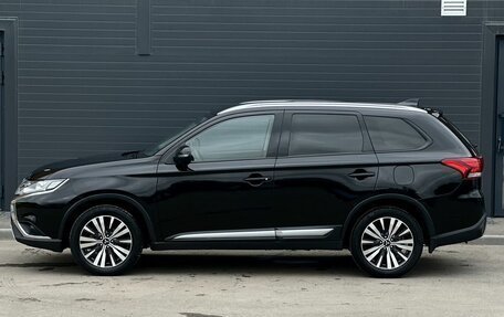 Mitsubishi Outlander III рестайлинг 3, 2019 год, 2 129 000 рублей, 10 фотография