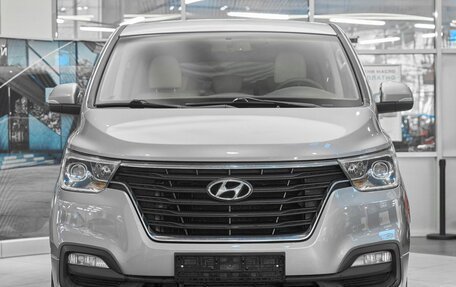 Hyundai H-1 II рестайлинг, 2018 год, 2 499 000 рублей, 2 фотография