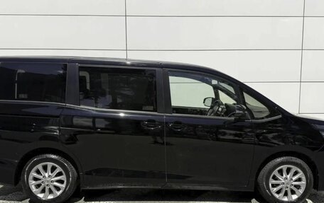 Toyota Voxy III, 2019 год, 2 390 000 рублей, 4 фотография