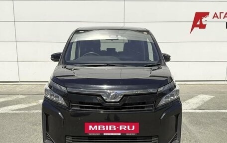 Toyota Voxy III, 2019 год, 2 390 000 рублей, 2 фотография