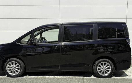 Toyota Voxy III, 2019 год, 2 390 000 рублей, 9 фотография
